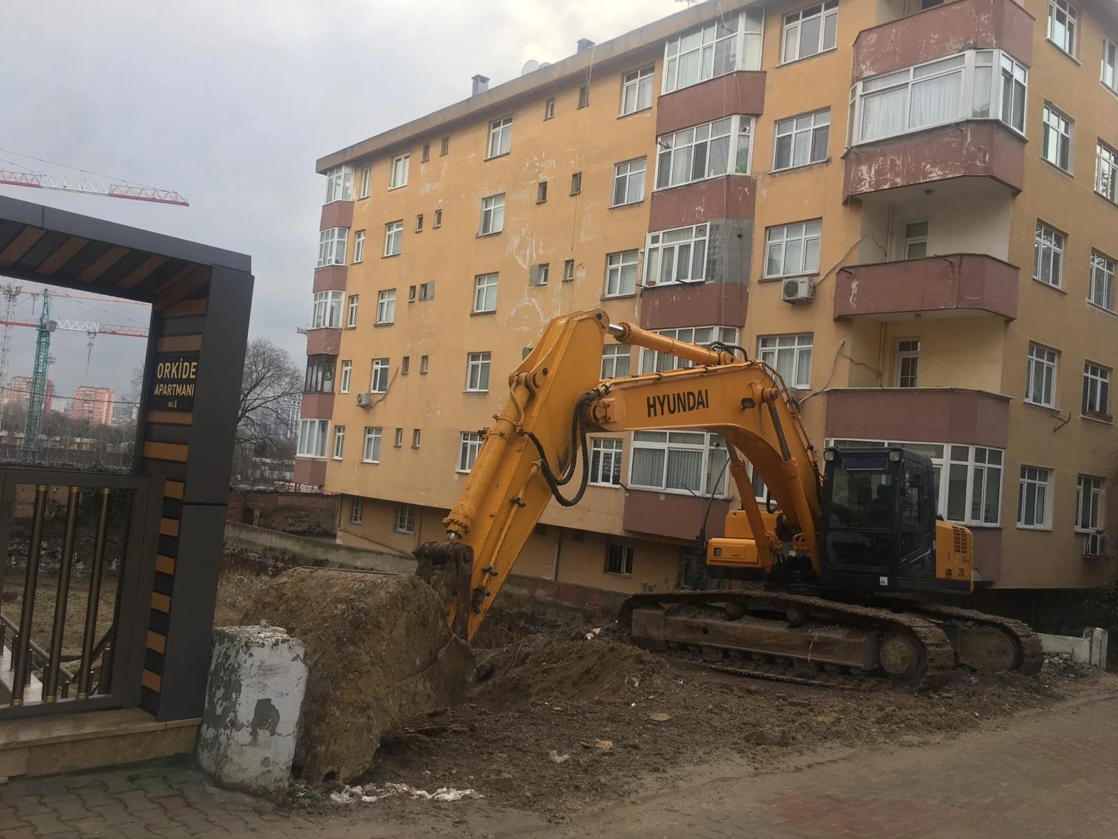 Barış Apartmanı giriş ve çevre düzenlemesi